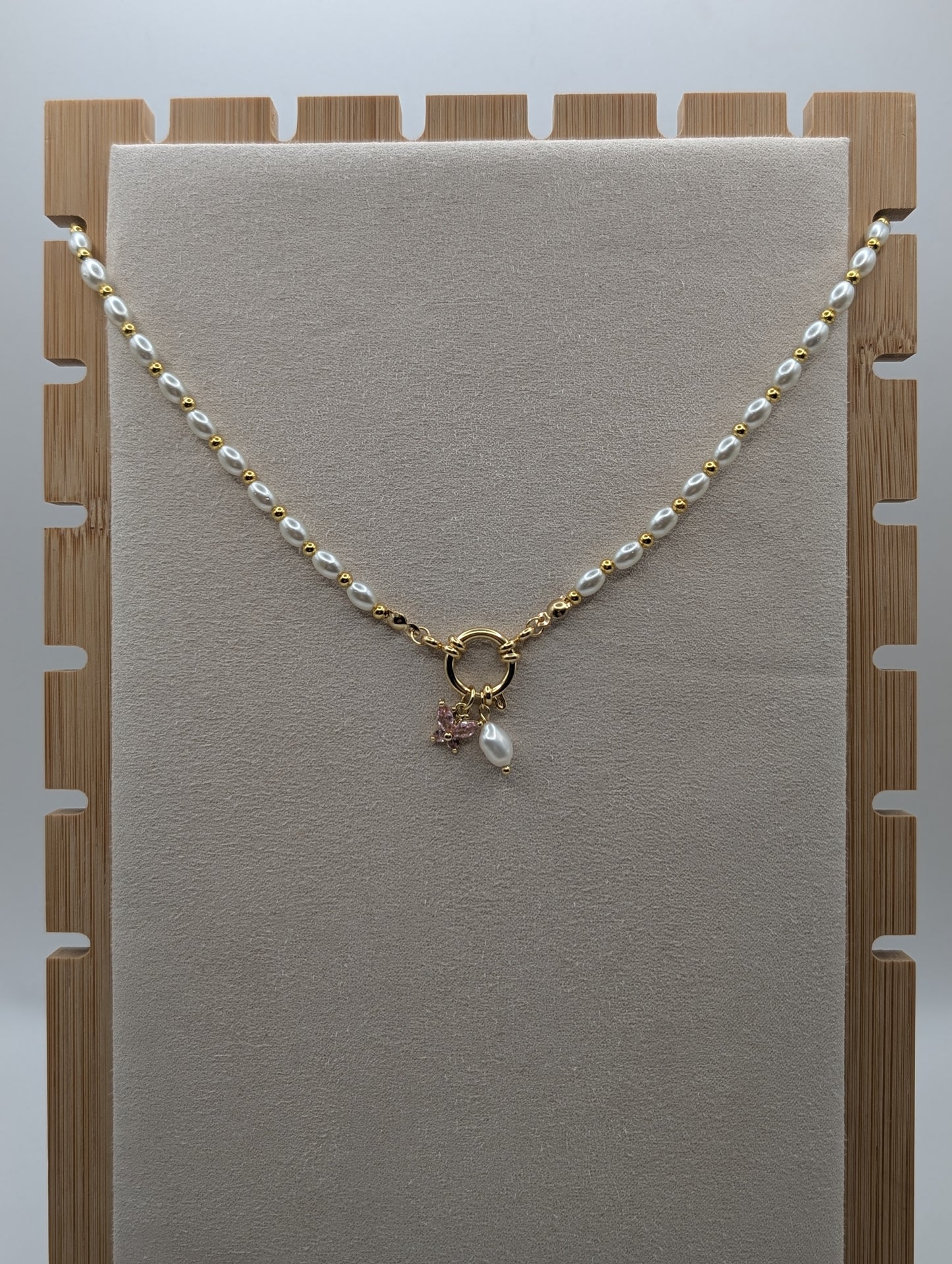 Perlenkette mit Schmetterlings-Anhänger | 18K vergoldet & Süßwasserperle | 1080