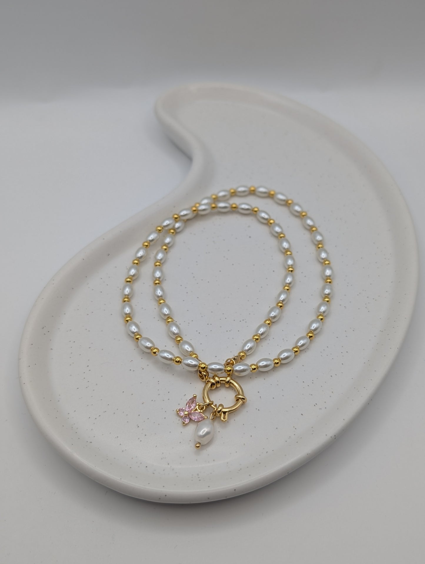 Perlenkette mit Schmetterlings-Anhänger | 18K vergoldet & Süßwasserperle | 1080