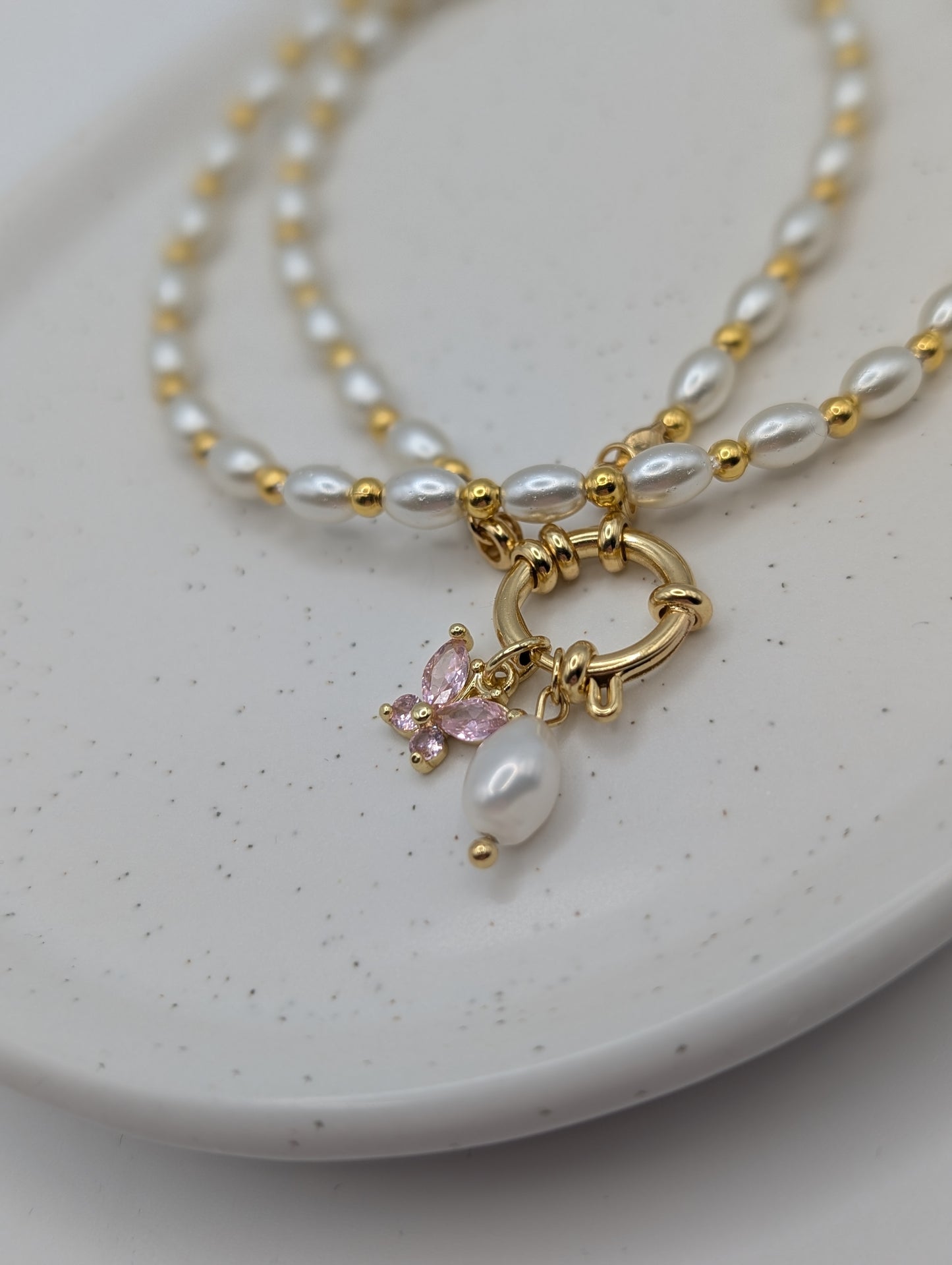 Perlenkette mit Schmetterlings-Anhänger | 18K vergoldet & Süßwasserperle | 1080