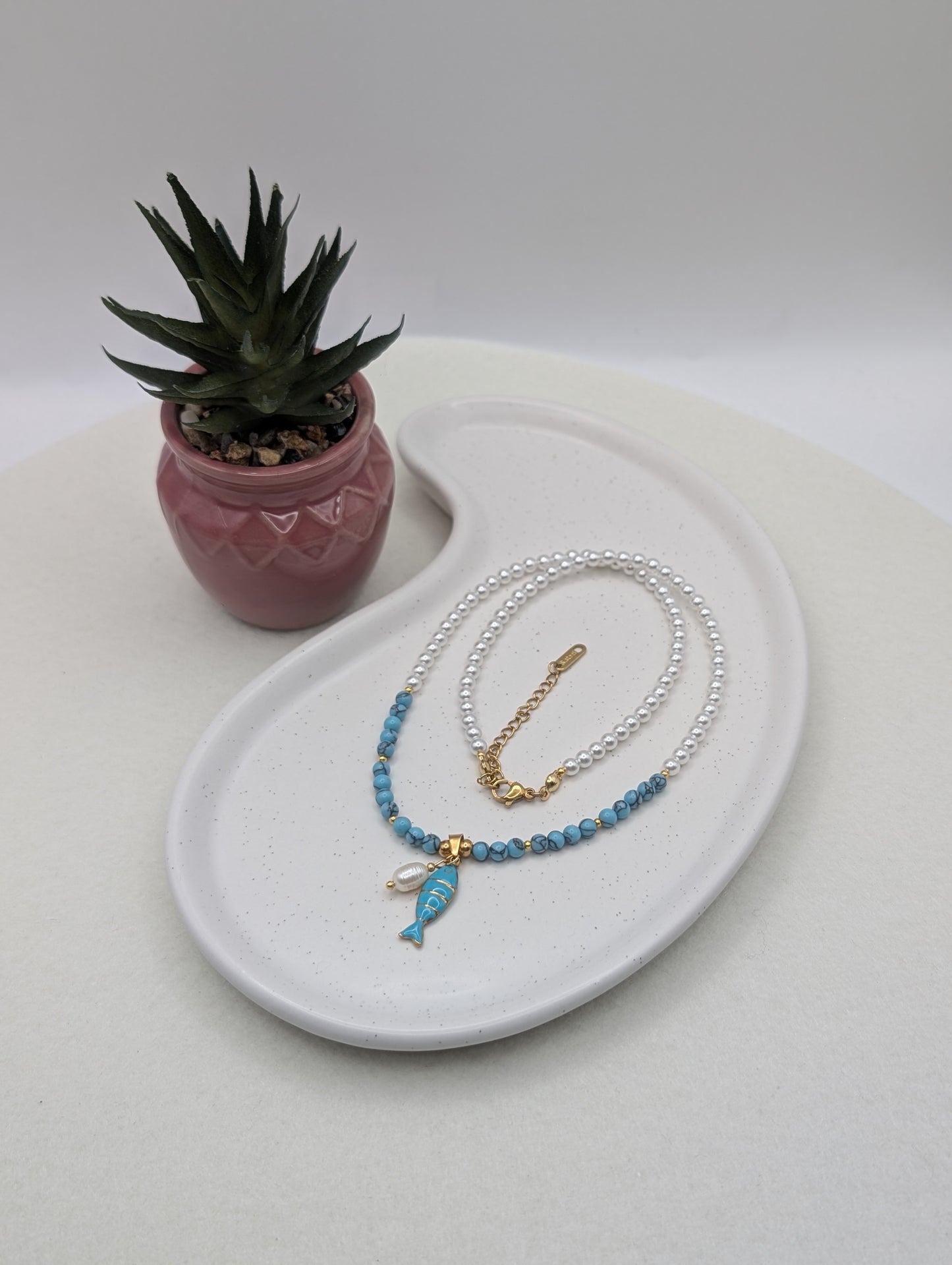Perlenkette mit Fischanhänger aus Edelstahl | Weiß (Howlith) oder Blau (Türkis) | 1077