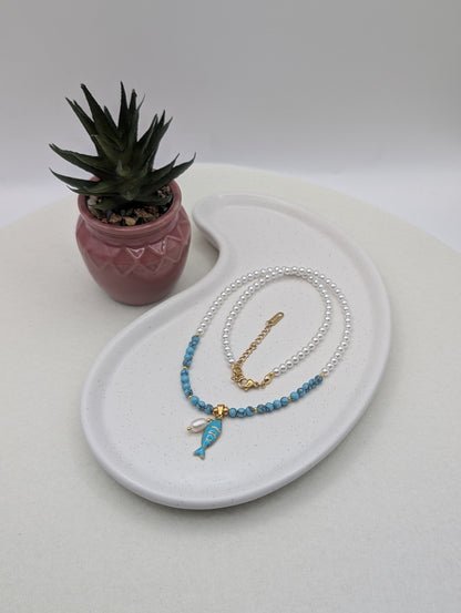 Perlenkette mit Fischanhänger aus Edelstahl | Weiß (Howlith) oder Blau (Türkis) | 1077