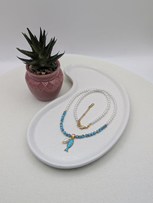 Perlenkette mit Fischanhänger aus Edelstahl | Weiß (Howlith) oder Blau (Türkis) | 1077