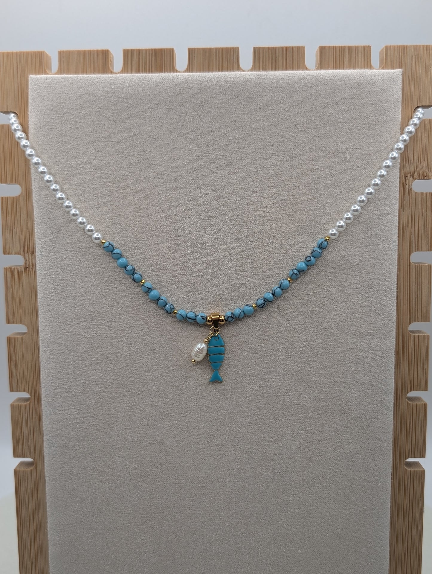 Perlenkette mit Fischanhänger aus Edelstahl | Weiß (Howlith) oder Blau (Türkis) | 1077