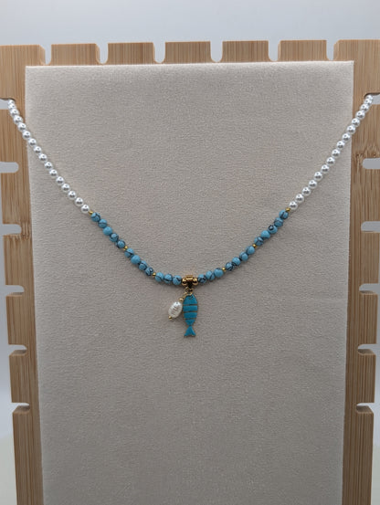 Perlenkette mit Fischanhänger aus Edelstahl | Weiß (Howlith) oder Blau (Türkis) | 1077