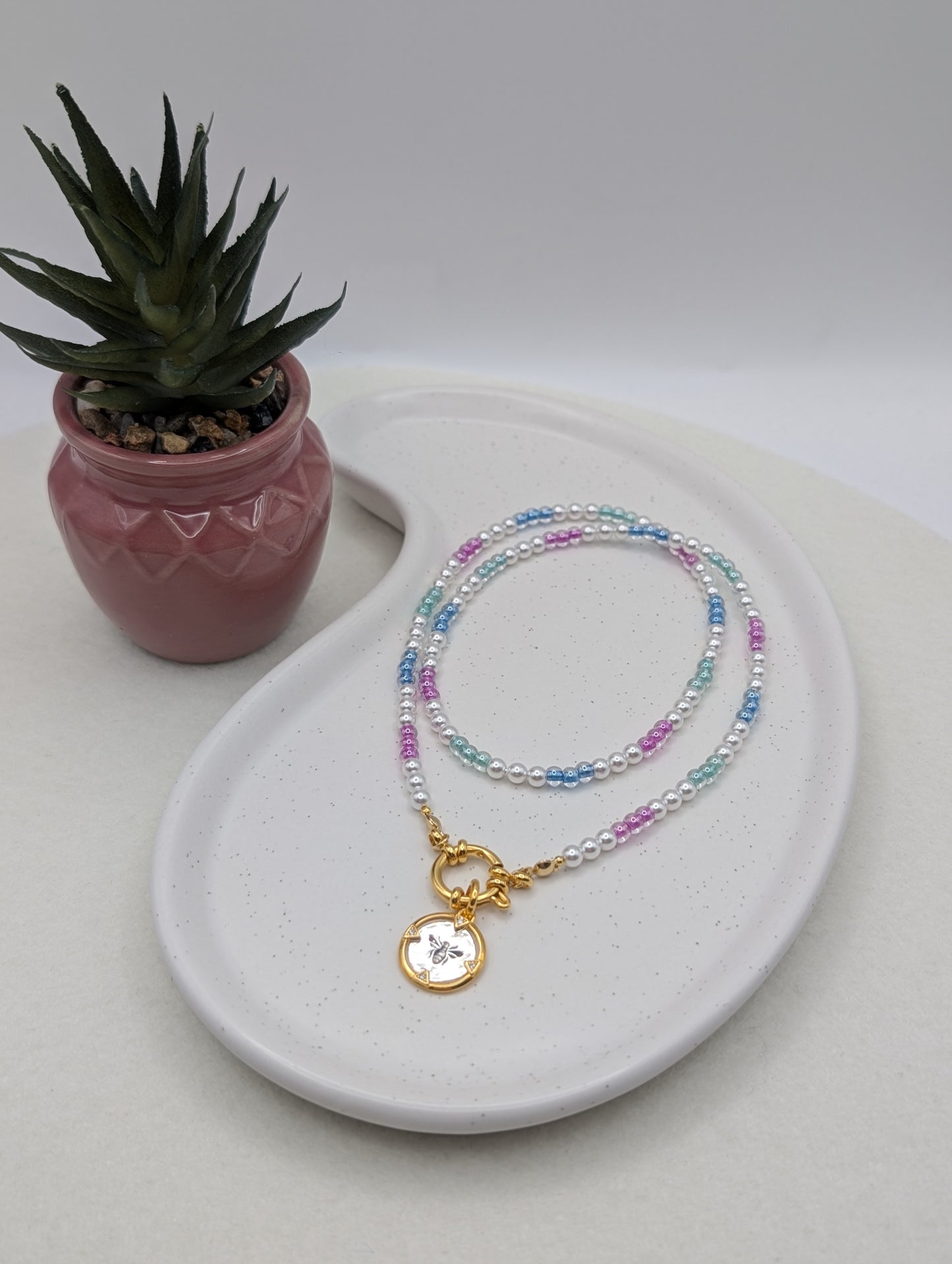 Bunte Perlenkette mit Bienen-Medaillon | 925er Silber & Edelstahl | 1076