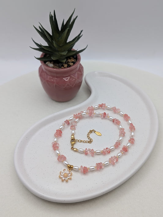 Perlenkette mit Erdbeerquarz & Blütenanhänger | 1078
