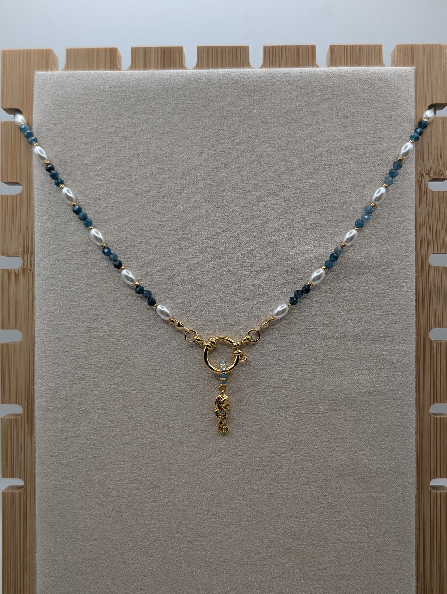 Perlenkette mit Seepferdchen-Anhänger aus 925er Silber | Edelstahl & Süßwasserperlen | 1079