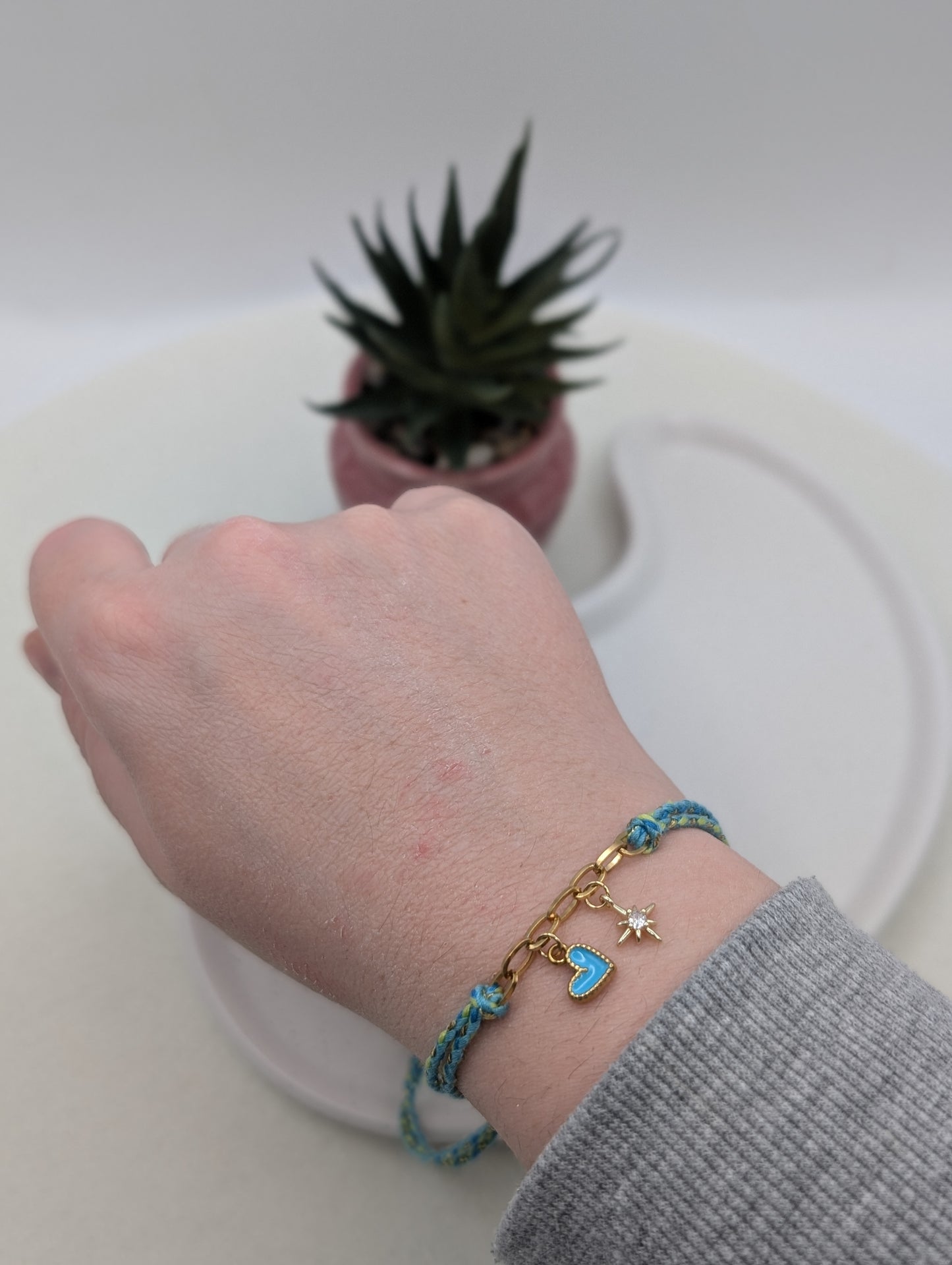 Handgefertigtes Makramee Armband mit Herz & Sternanhänger | Baumwollband | Edelstahl | 18K vergoldet | 1011