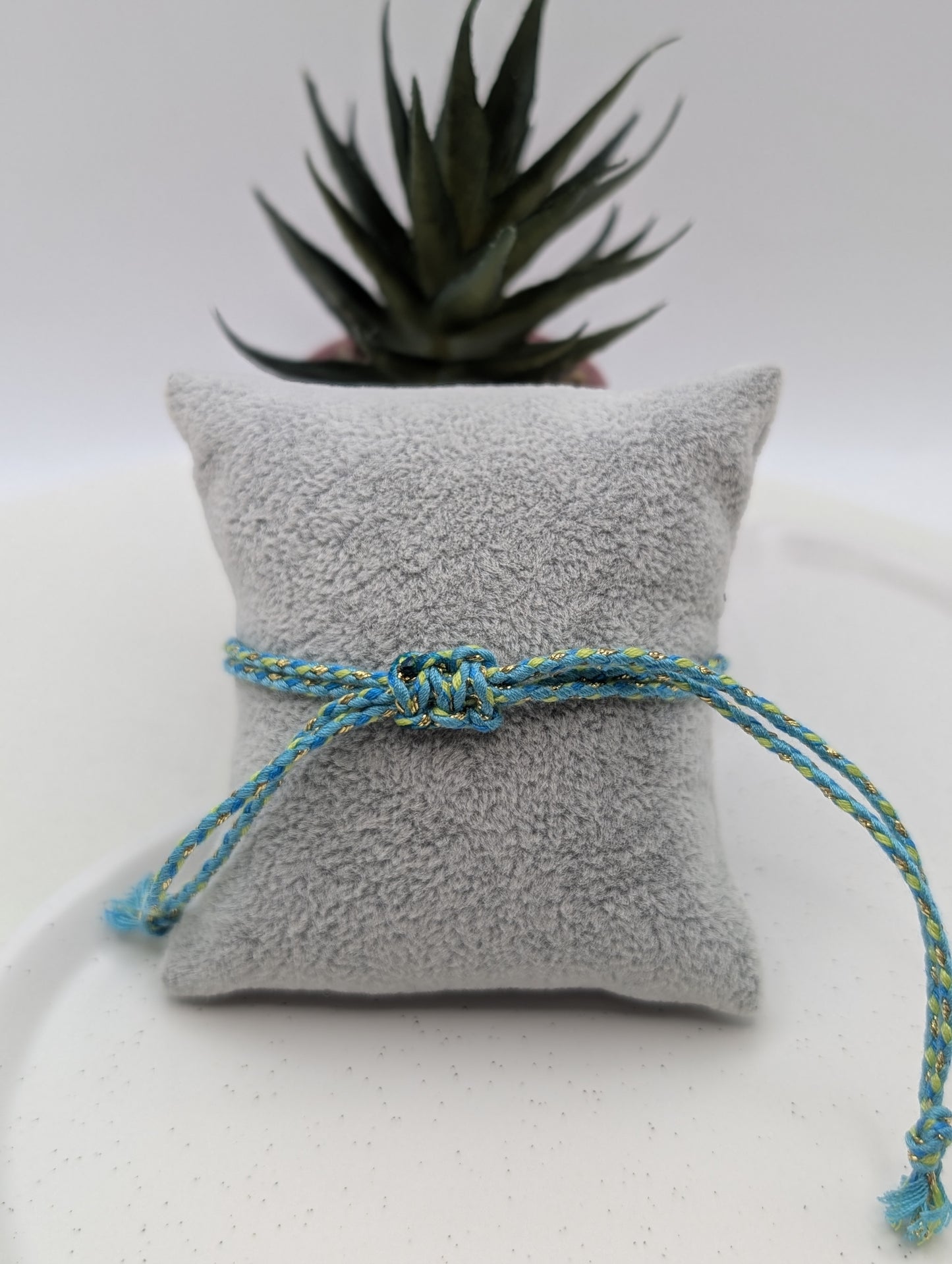Handgefertigtes Makramee Armband mit Herz & Sternanhänger | Baumwollband | Edelstahl | 18K vergoldet | 1011