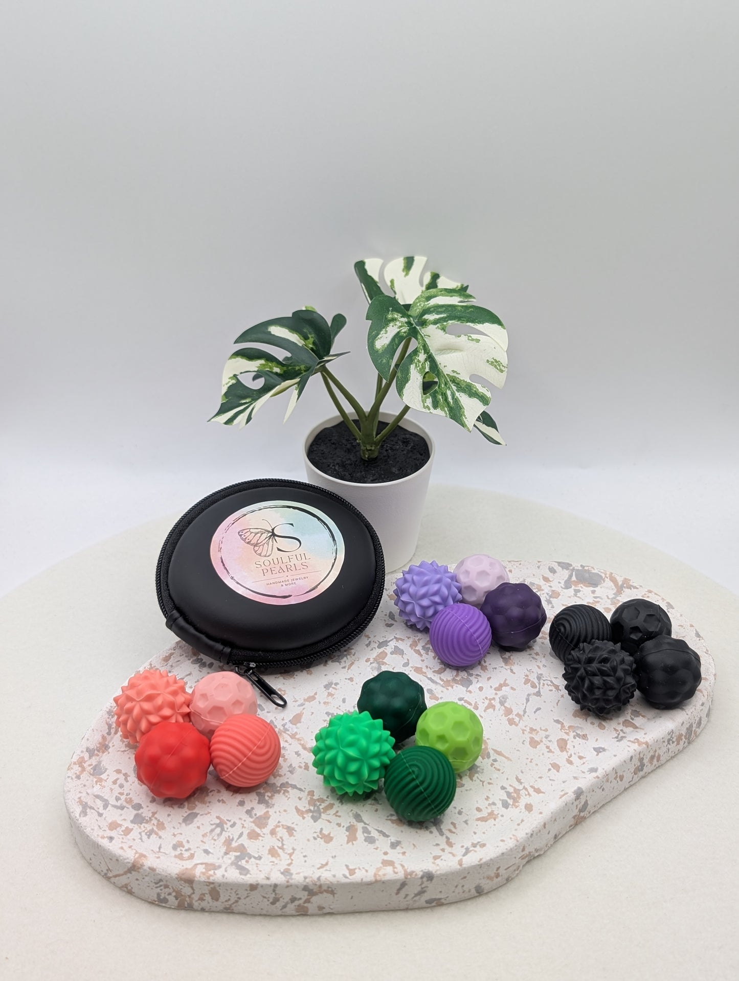 Fidget Ball Set – kleine Helfer für unruhige Hände - bunte magnetische Fidget-Bälle aus Silikon | 4er Set mit Tasche | 1010