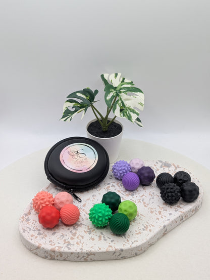 Fidget Ball Set – kleine Helfer für unruhige Hände - bunte magnetische Fidget-Bälle aus Silikon | 4er Set mit Tasche | 1010