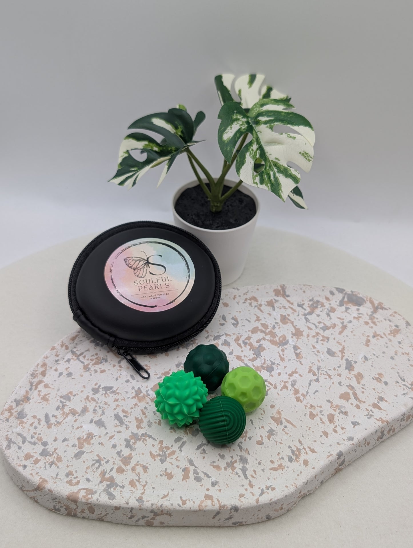 Fidget Ball Set – kleine Helfer für unruhige Hände - bunte magnetische Fidget-Bälle aus Silikon | 4er Set mit Tasche | 1010