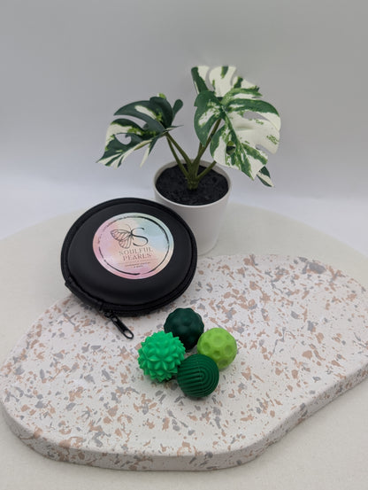 Fidget Ball Set – kleine Helfer für unruhige Hände - bunte magnetische Fidget-Bälle aus Silikon | 4er Set mit Tasche | 1010