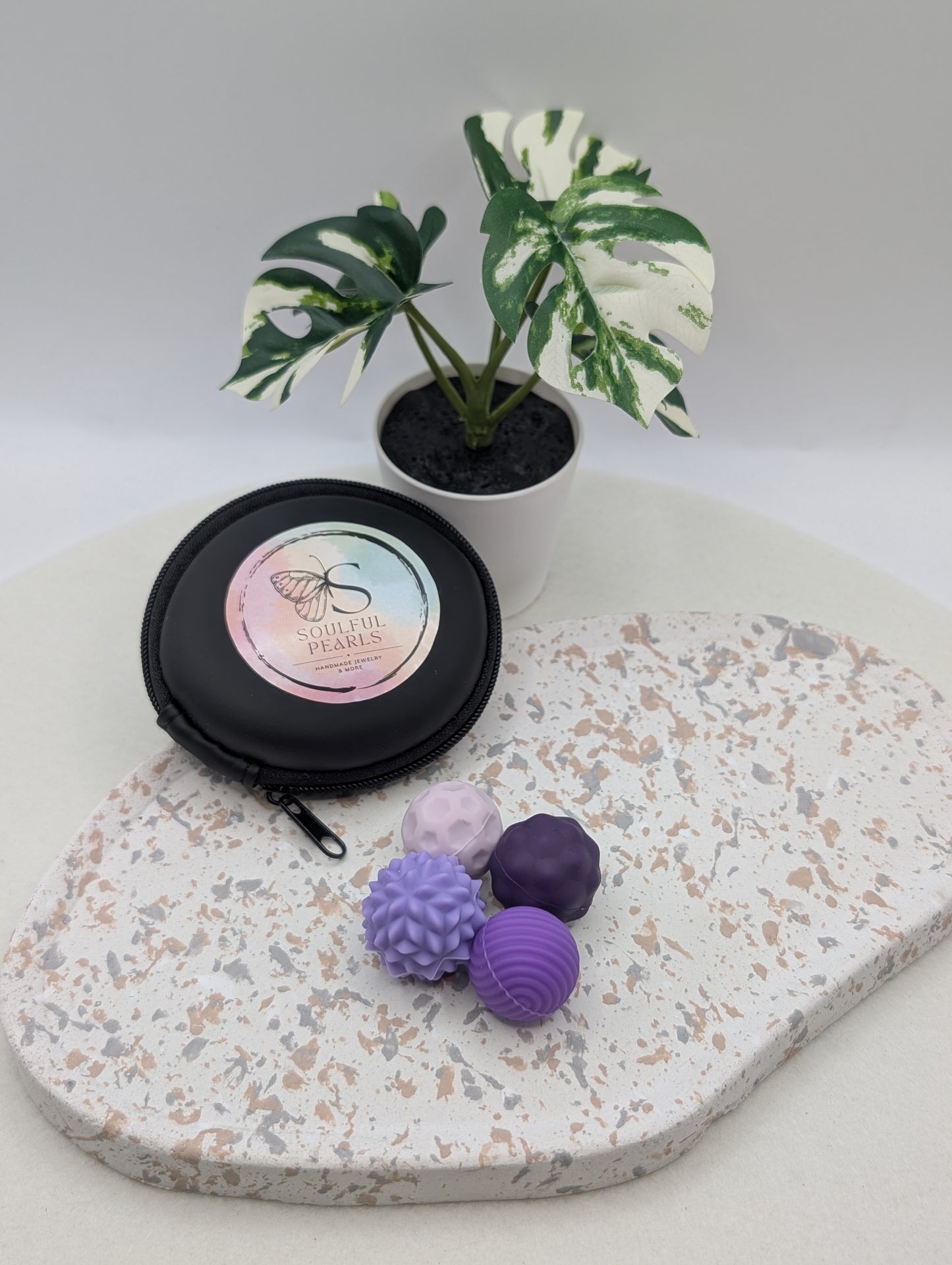 Fidget Ball Set – kleine Helfer für unruhige Hände - bunte magnetische Fidget-Bälle aus Silikon | 4er Set mit Tasche | 1010
