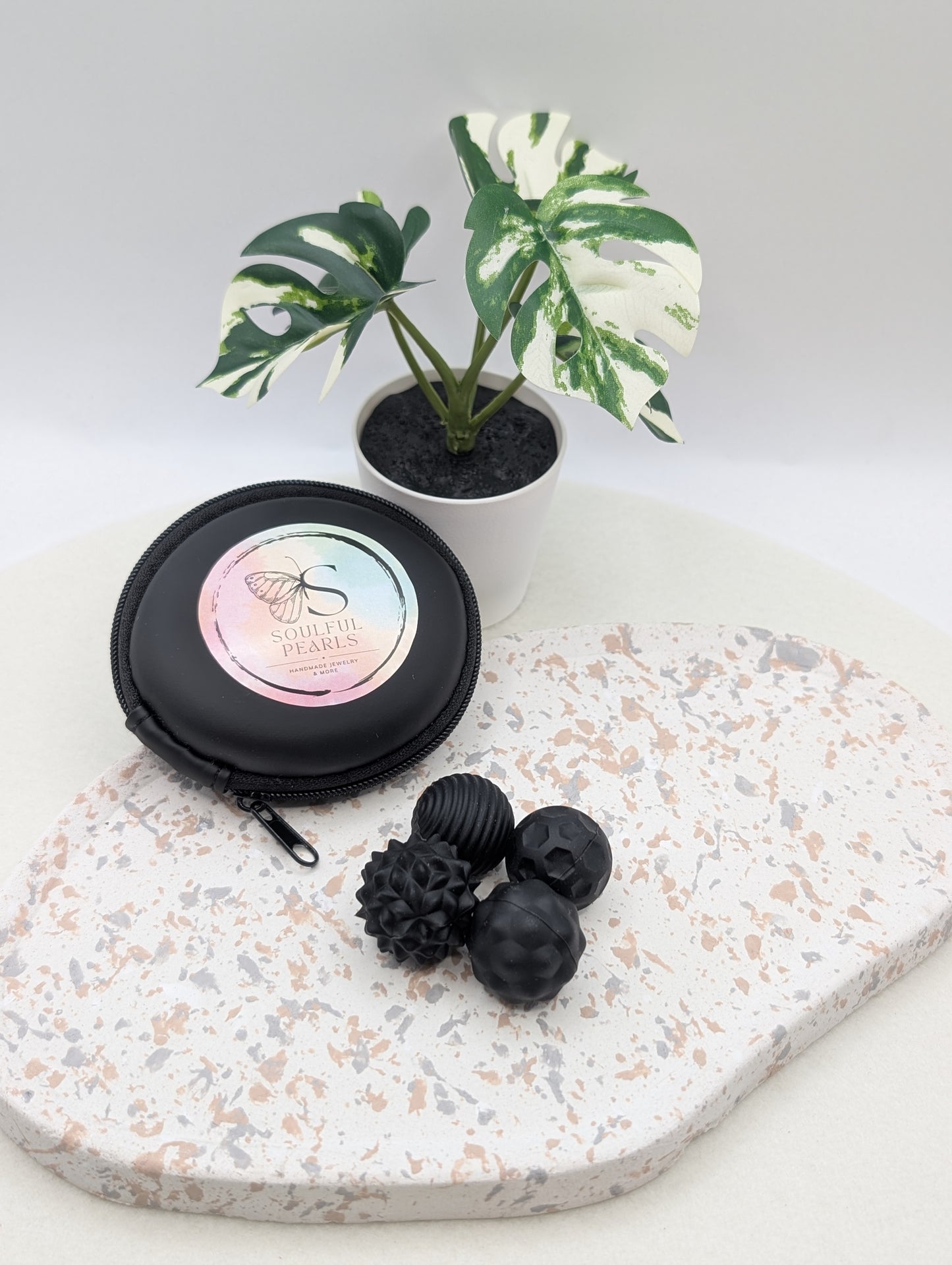 Fidget Ball Set – kleine Helfer für unruhige Hände - bunte magnetische Fidget-Bälle aus Silikon | 4er Set mit Tasche | 1010