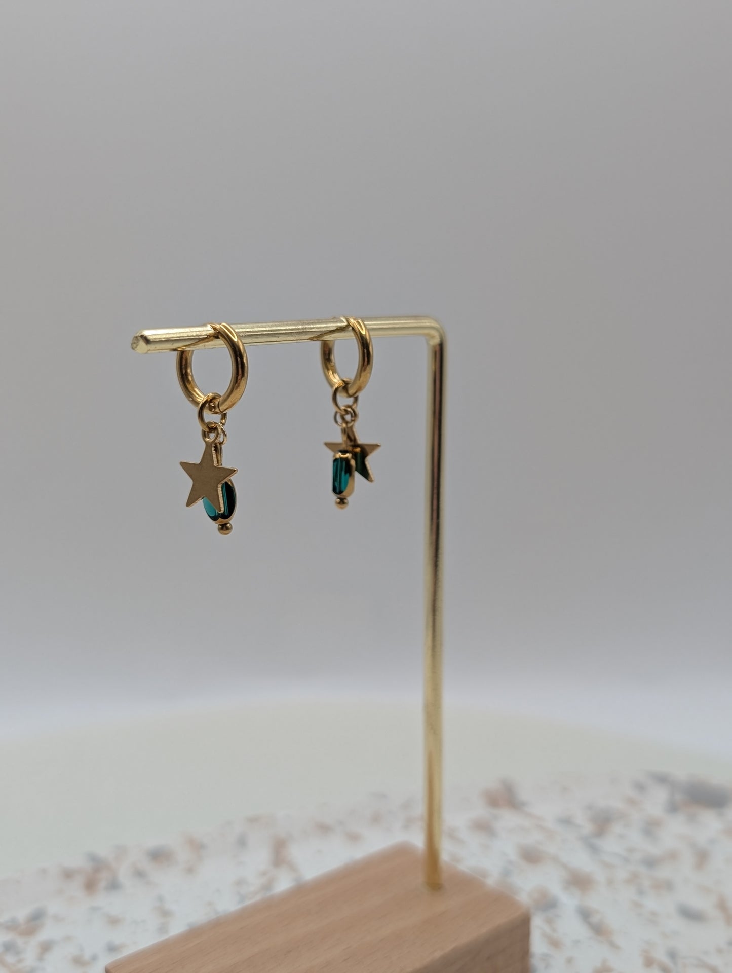 Goldene Creolen mit Stern & Glasperle – in Grün oder Blau | filigrane Edelstahl Ohrringe | Handmade | 1036