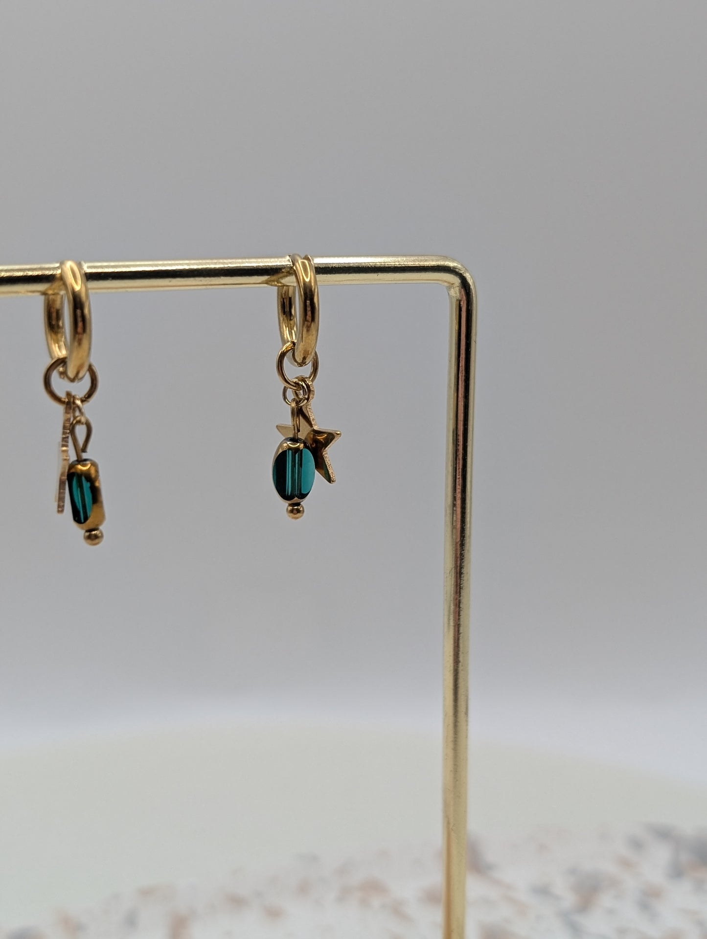 Goldene Creolen mit Stern & Glasperle – in Grün oder Blau | filigrane Edelstahl Ohrringe | Handmade | 1036