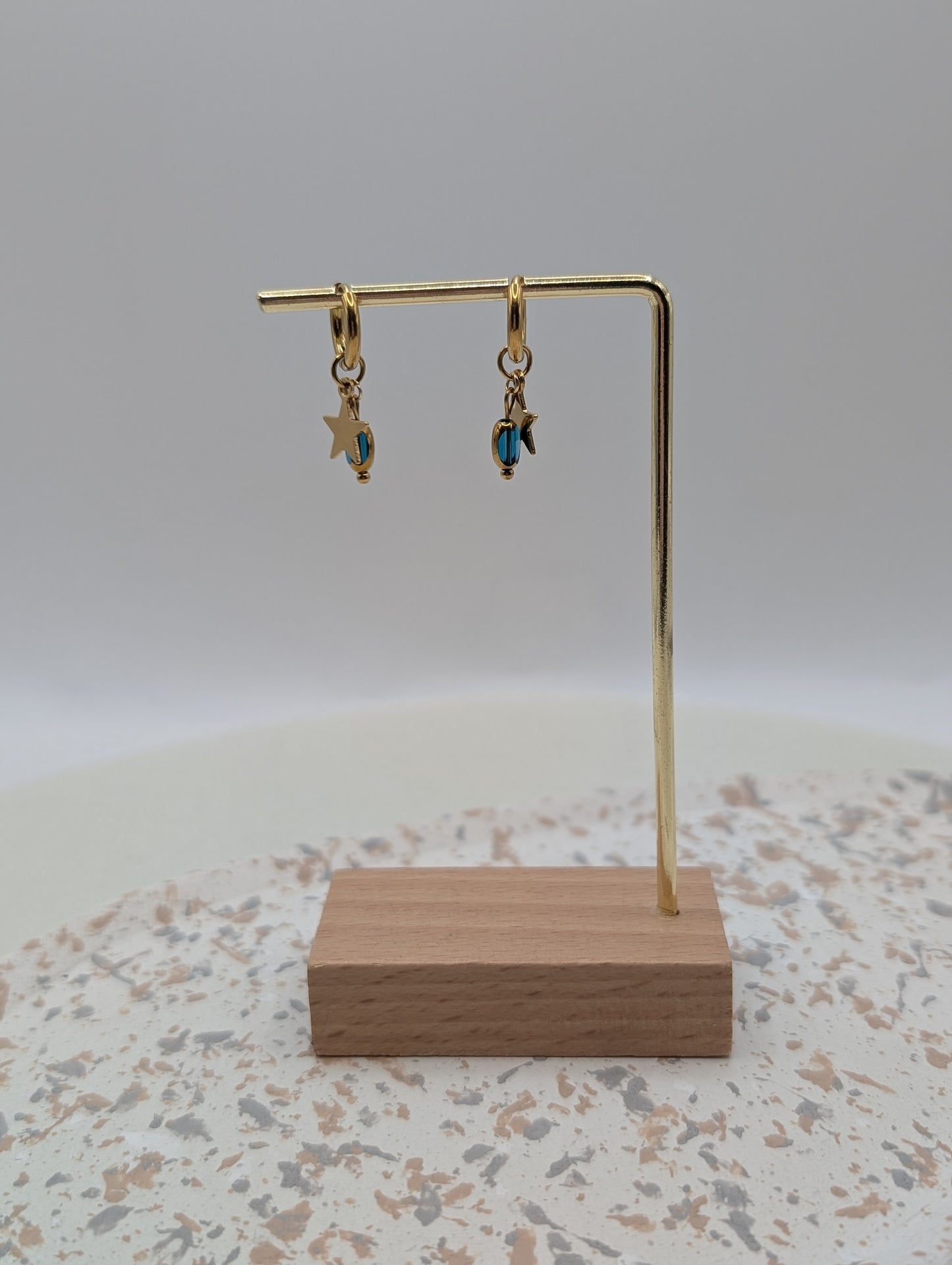Goldene Creolen mit Stern & Glasperle – in Grün oder Blau | filigrane Edelstahl Ohrringe | Handmade | 1036