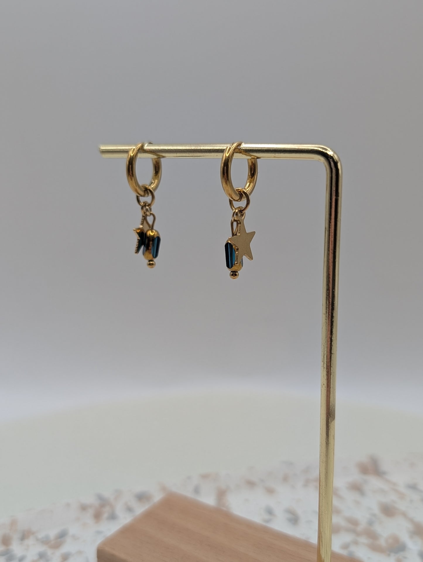 Goldene Creolen mit Stern & Glasperle – in Grün oder Blau | filigrane Edelstahl Ohrringe | Handmade | 1036