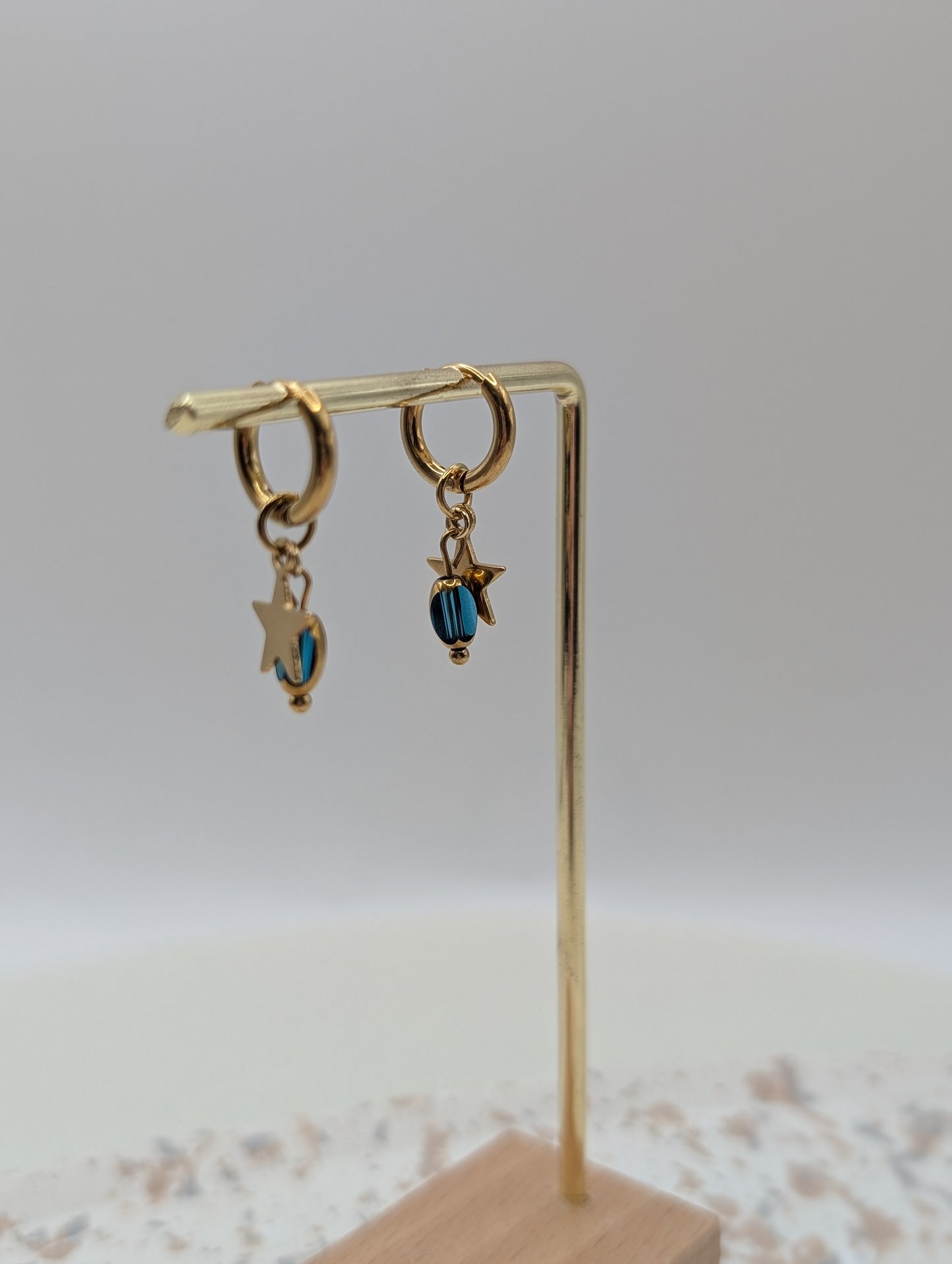 Goldene Creolen mit Stern & Glasperle – in Grün oder Blau | filigrane Edelstahl Ohrringe | Handmade | 1036