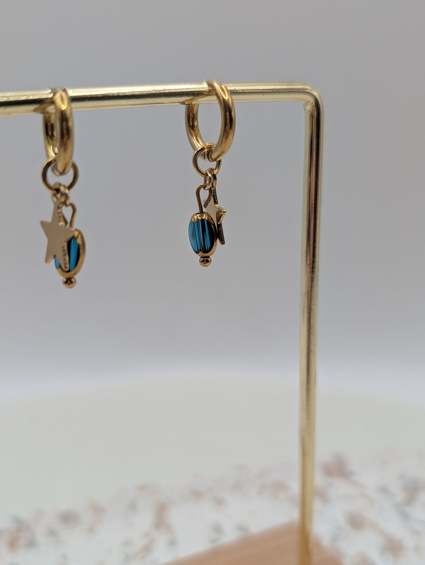 Goldene Creolen mit Stern & Glasperle – in Grün oder Blau | filigrane Edelstahl Ohrringe | Handmade | 1036