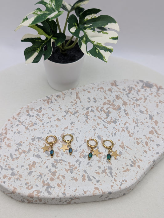 Goldene Creolen mit Stern & Glasperle – in Grün oder Blau | filigrane Edelstahl Ohrringe | Handmade | 1036