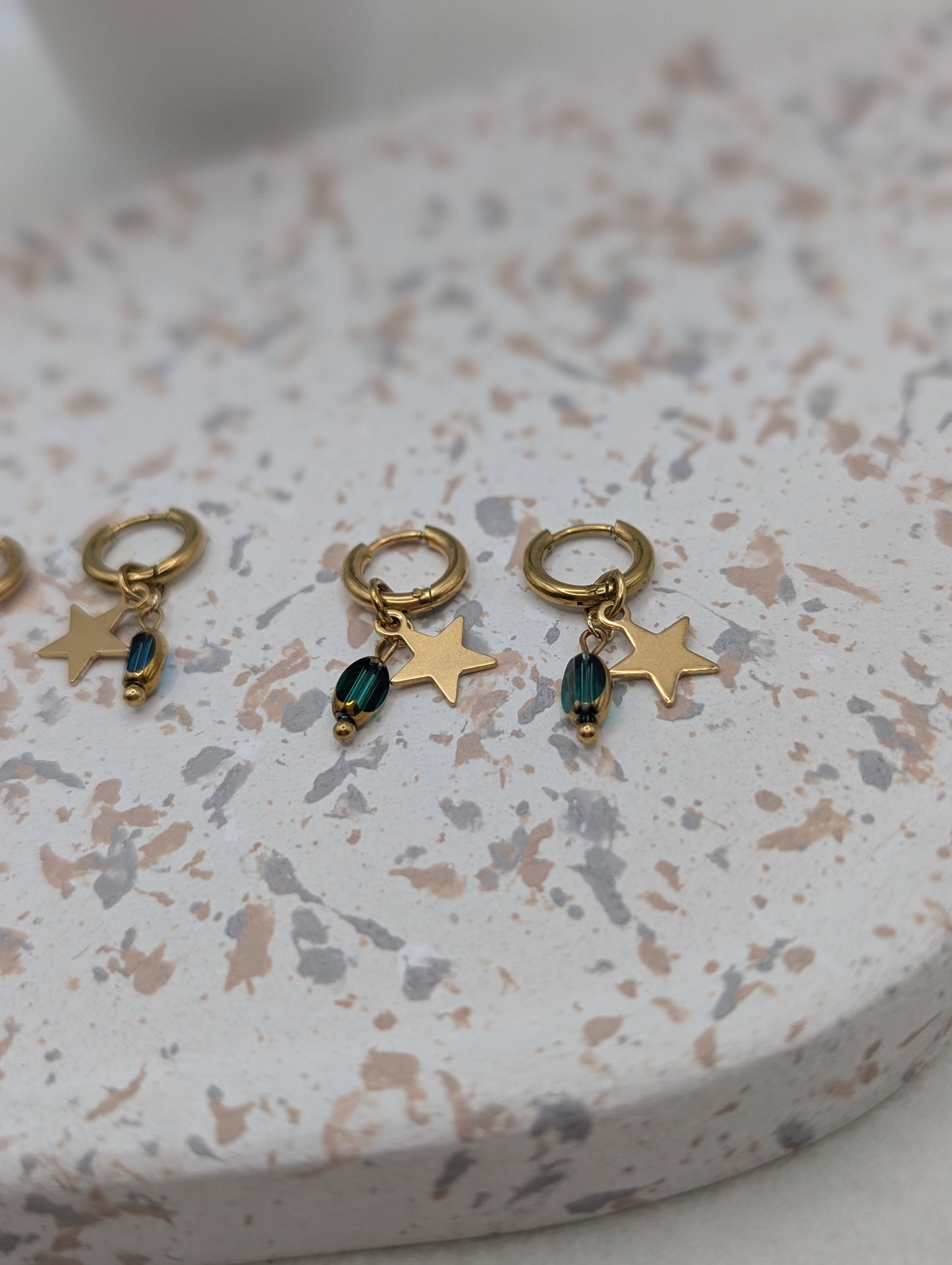 Goldene Creolen mit Stern & Glasperle – in Grün oder Blau | filigrane Edelstahl Ohrringe | Handmade | 1036