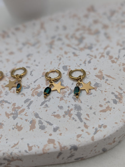 Goldene Creolen mit Stern & Glasperle – in Grün oder Blau | filigrane Edelstahl Ohrringe | Handmade | 1036