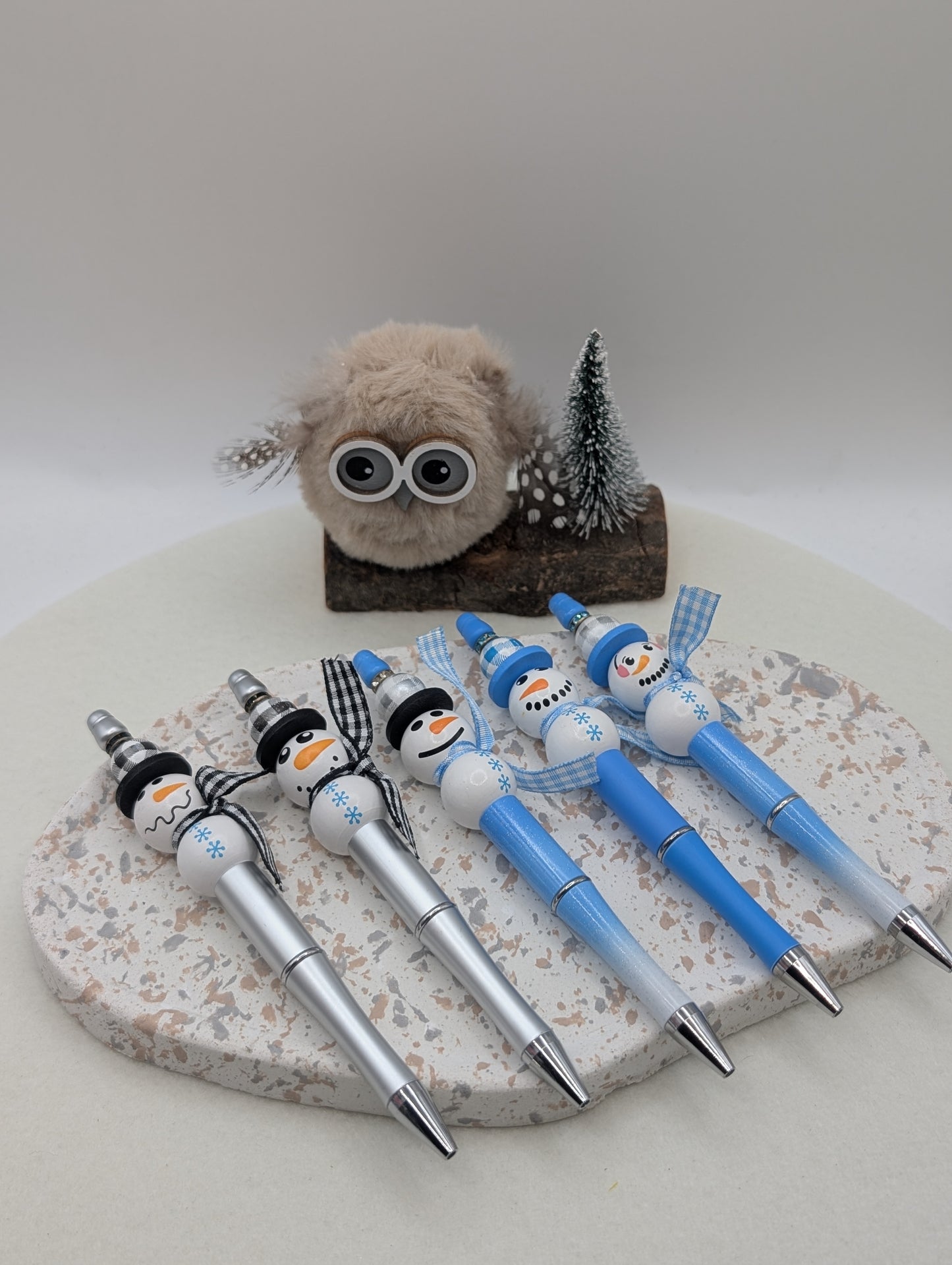 Winter Kugelschreiber „Schneemann“ – Geschenkidee für Weihnachten | Handgemacht mit Holzperlen & schwarzer Mine | 1039