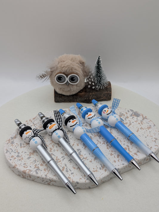 Winter Kugelschreiber „Schneemann“ – Geschenkidee für Weihnachten | Handgemacht mit Holzperlen & schwarzer Mine | 1039