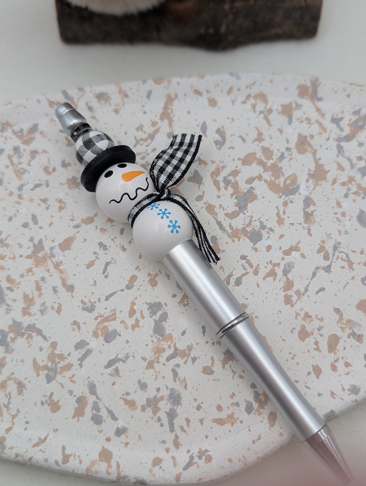 Winter Kugelschreiber „Schneemann“ – Geschenkidee für Weihnachten | Handgemacht mit Holzperlen & schwarzer Mine | 1039