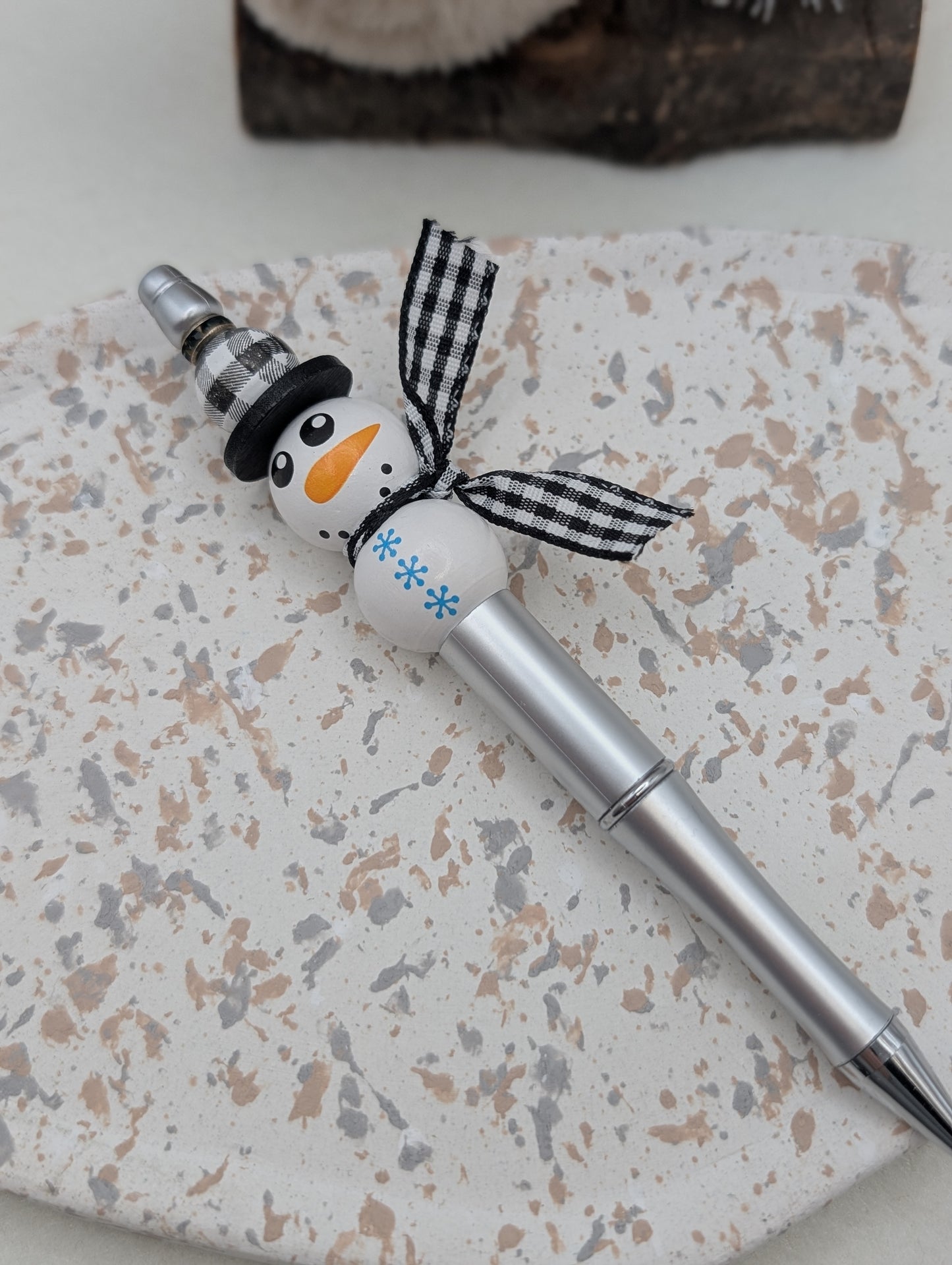 Winter Kugelschreiber „Schneemann“ – Geschenkidee für Weihnachten | Handgemacht mit Holzperlen & schwarzer Mine | 1039