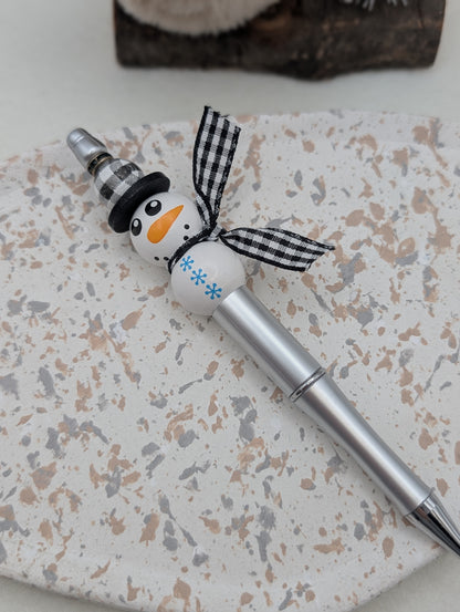 Winter Kugelschreiber „Schneemann“ – Geschenkidee für Weihnachten | Handgemacht mit Holzperlen & schwarzer Mine | 1039