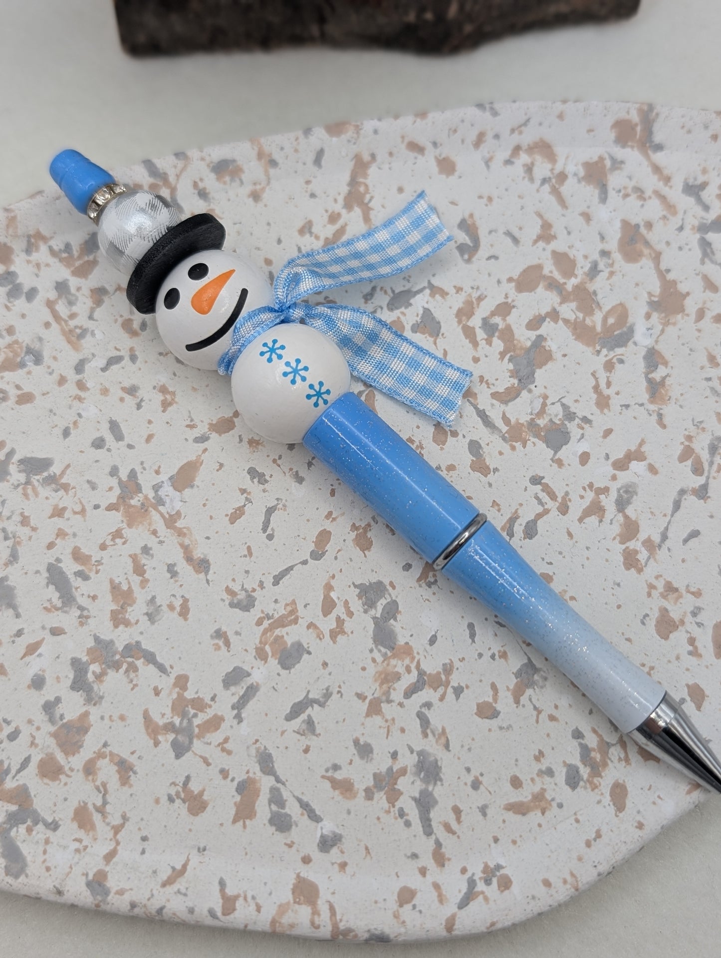 Winter Kugelschreiber „Schneemann“ – Geschenkidee für Weihnachten | Handgemacht mit Holzperlen & schwarzer Mine | 1039