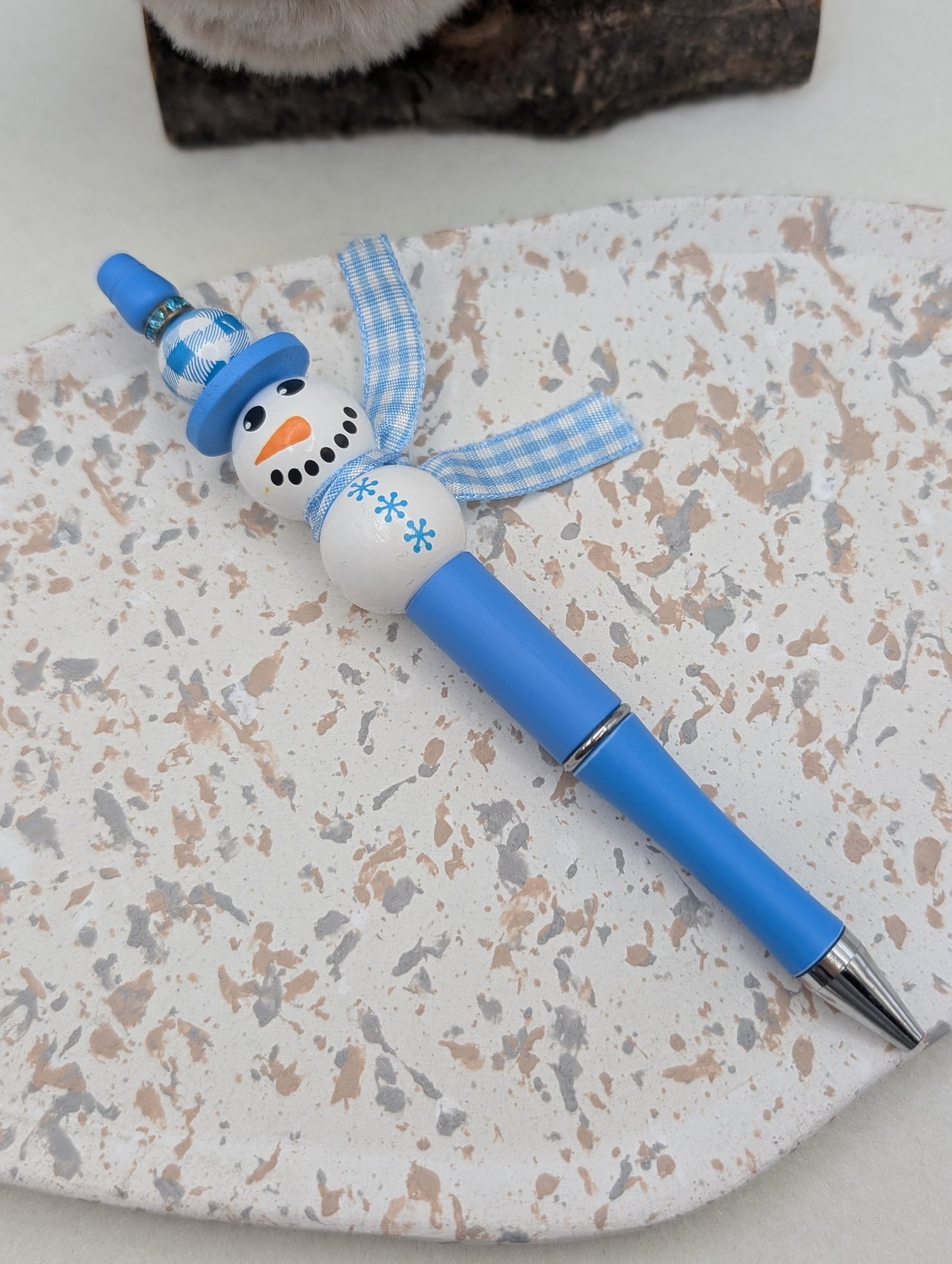 Winter Kugelschreiber „Schneemann“ – Geschenkidee für Weihnachten | Handgemacht mit Holzperlen & schwarzer Mine | 1039