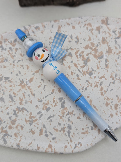 Winter Kugelschreiber „Schneemann“ – Geschenkidee für Weihnachten | Handgemacht mit Holzperlen & schwarzer Mine | 1039