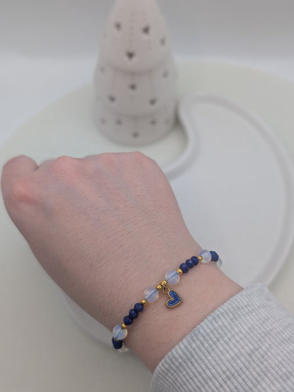 Perlenarmband "Frosted Heart" in Blau mit goldgerahmtem Edelstahl-Herzanhänger | 1063