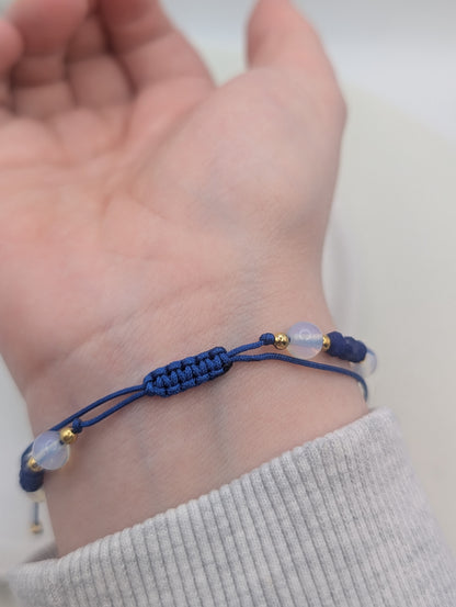 Perlenarmband "Frosted Heart" in Blau mit goldgerahmtem Edelstahl-Herzanhänger | 1063