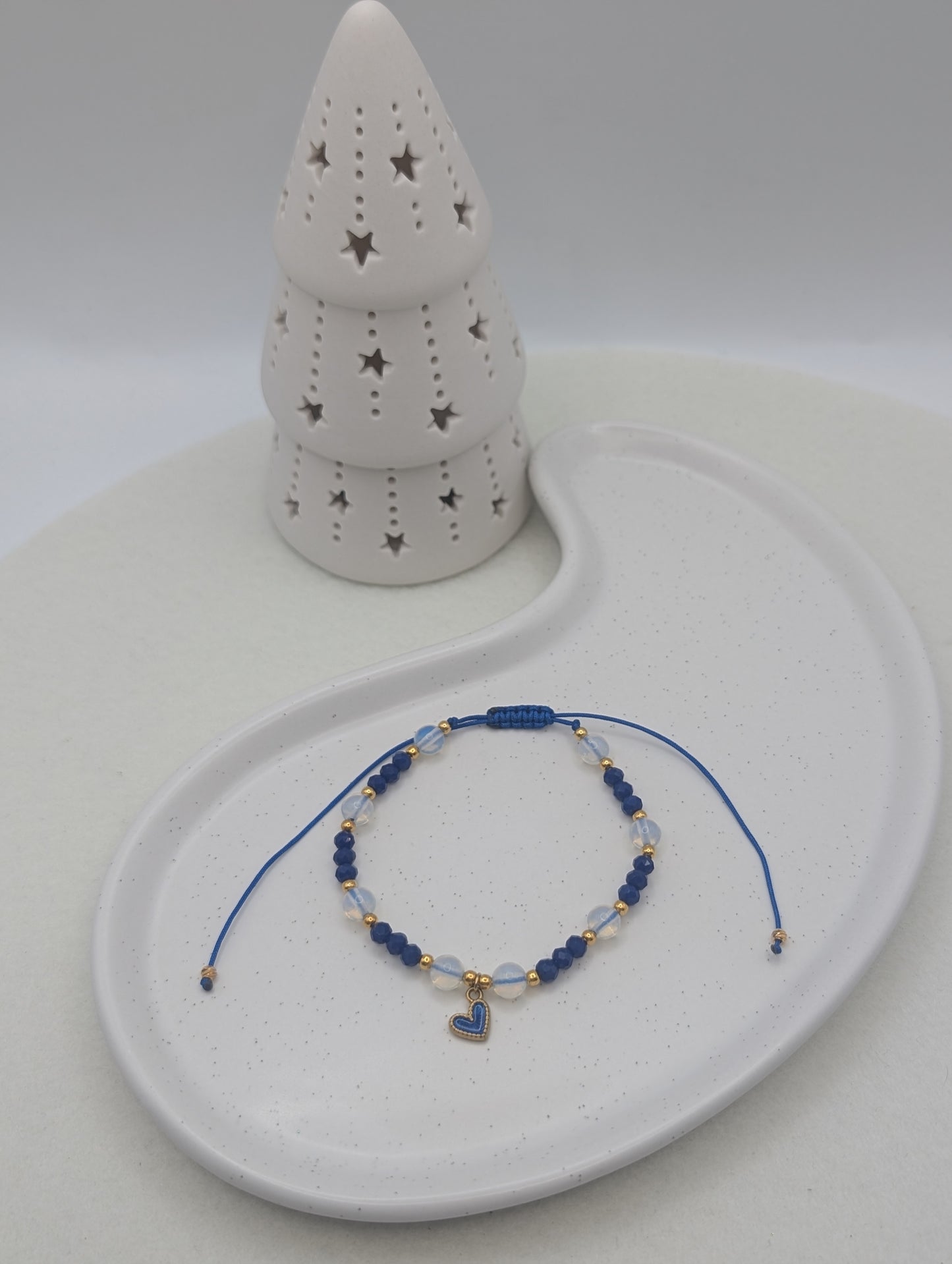 Perlenarmband "Frosted Heart" in Blau mit goldgerahmtem Edelstahl-Herzanhänger | 1063