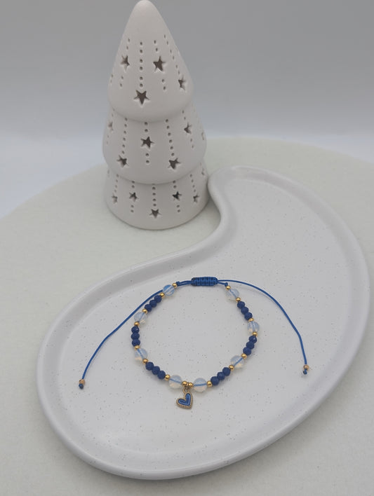 Perlenarmband "Frosted Heart" in Blau mit goldgerahmtem Edelstahl-Herzanhänger | 1063