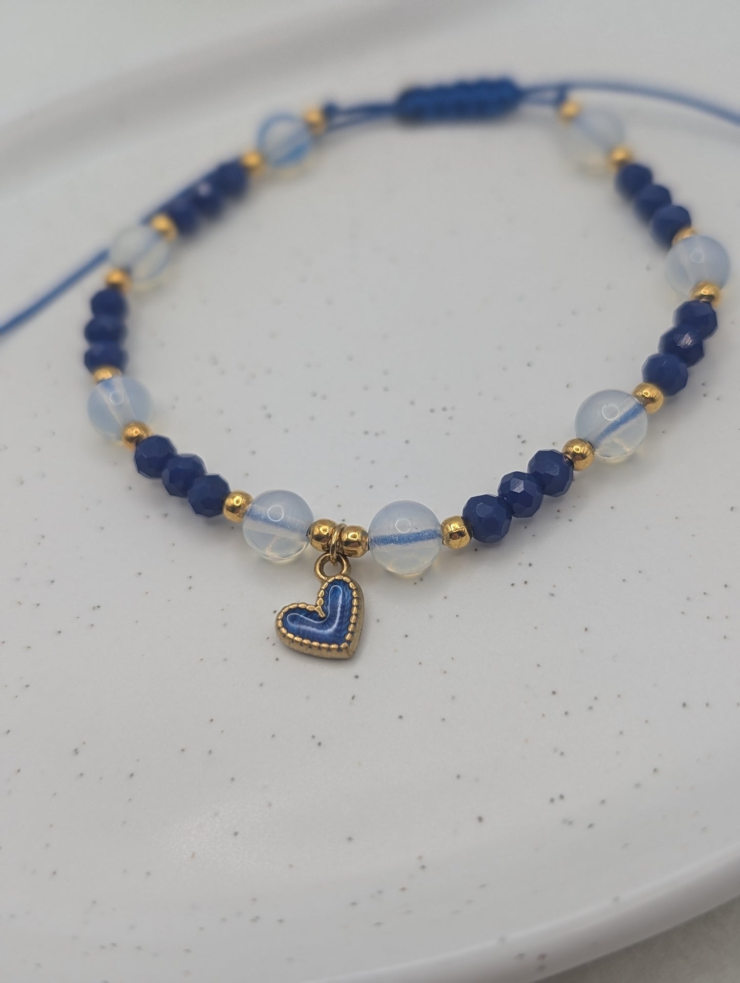 Perlenarmband "Frosted Heart" in Blau mit goldgerahmtem Edelstahl-Herzanhänger | 1063