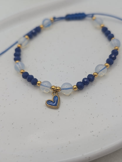 Perlenarmband "Frosted Heart" in Blau mit goldgerahmtem Edelstahl-Herzanhänger | 1063