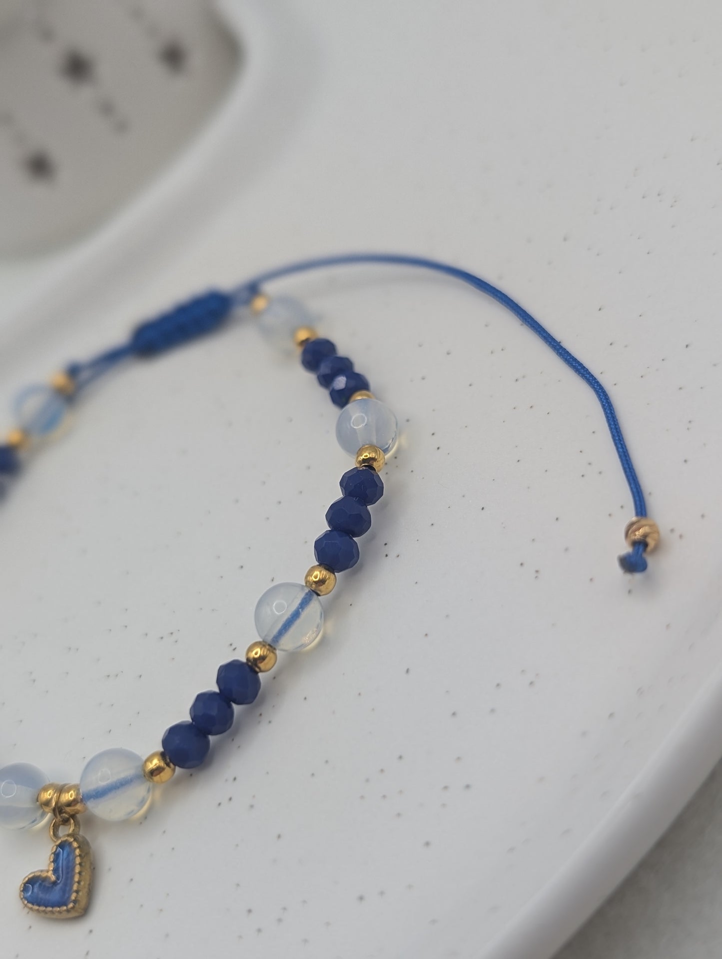 Perlenarmband "Frosted Heart" in Blau mit goldgerahmtem Edelstahl-Herzanhänger | 1063