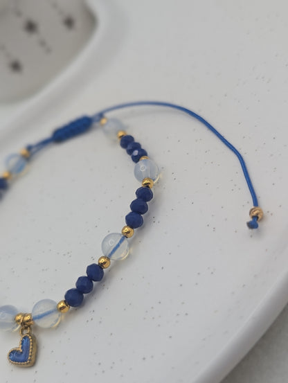 Perlenarmband "Frosted Heart" in Blau mit goldgerahmtem Edelstahl-Herzanhänger | 1063