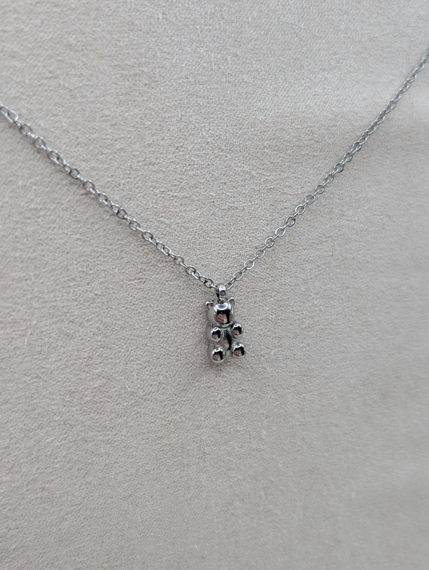 Zarte Kette aus Edelstahl mit schlichtem Teddy-Anhänger aus 925er Silber | 1090