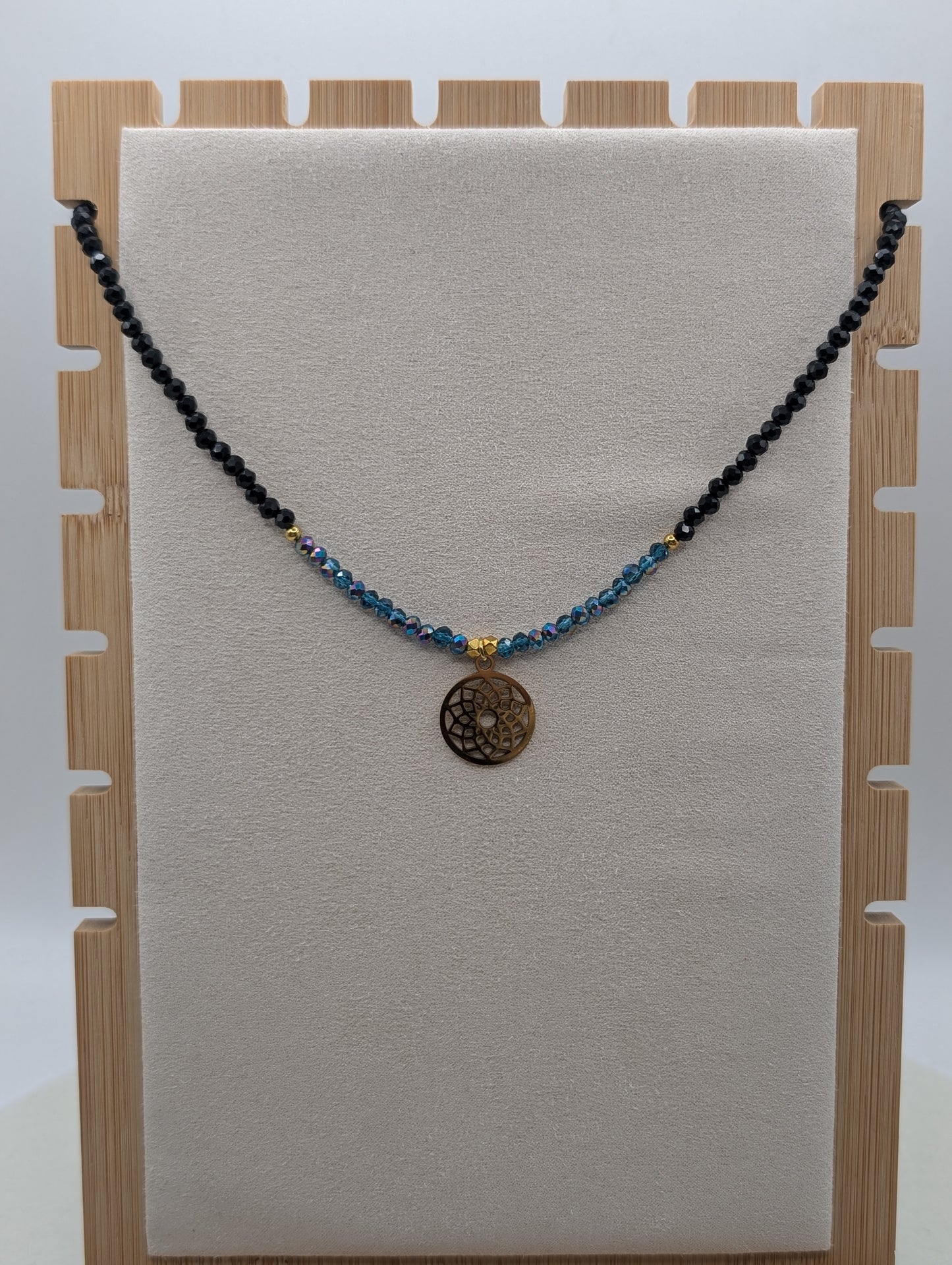 Perlenkette mit Mandala-Anhänger – Schwarz & Blau | 1086