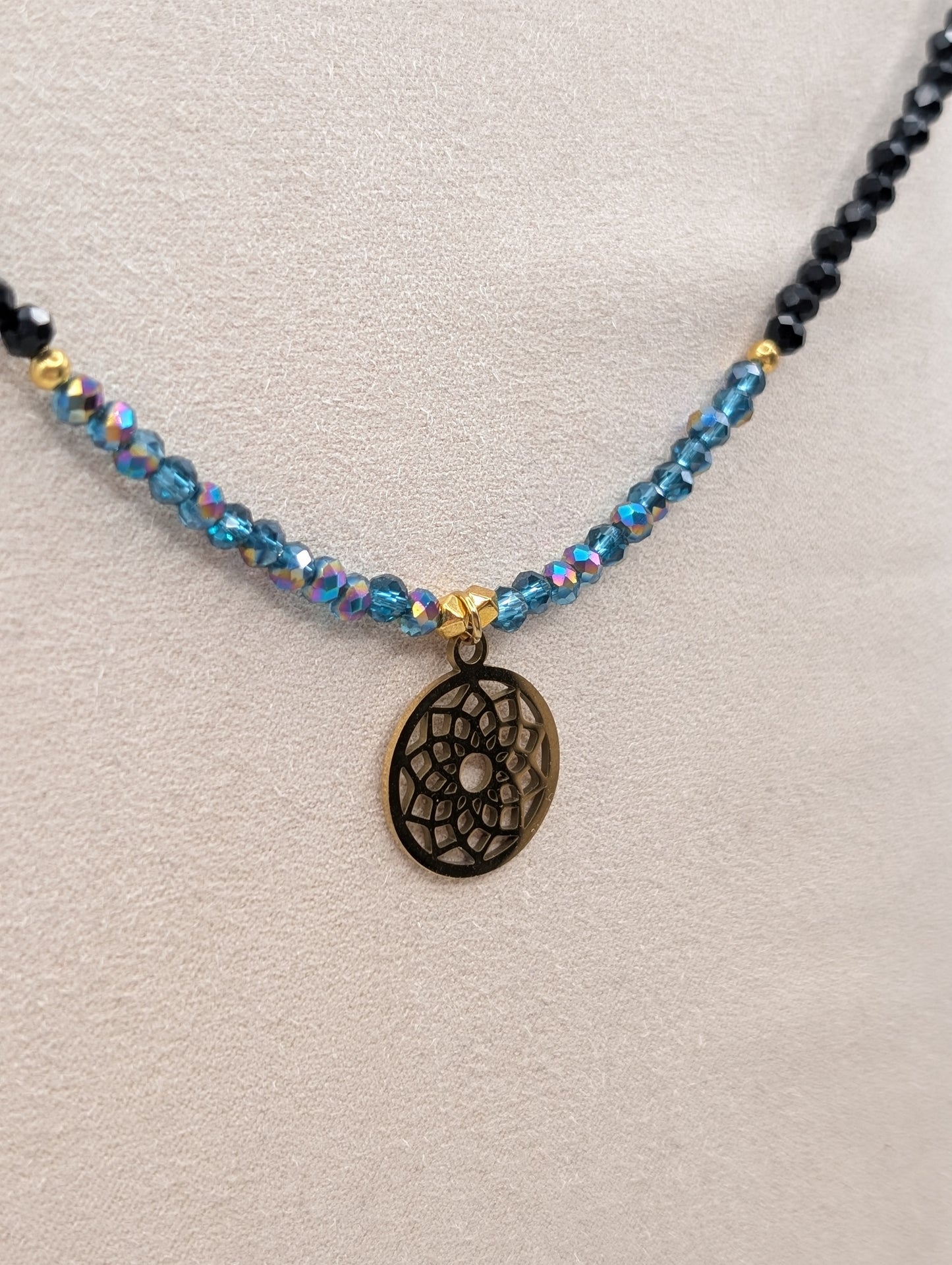 Perlenkette mit Mandala-Anhänger – Schwarz & Blau | 1086
