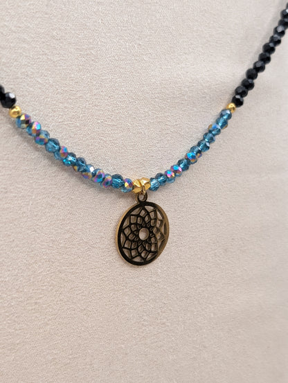 Perlenkette mit Mandala-Anhänger – Schwarz & Blau | 1086