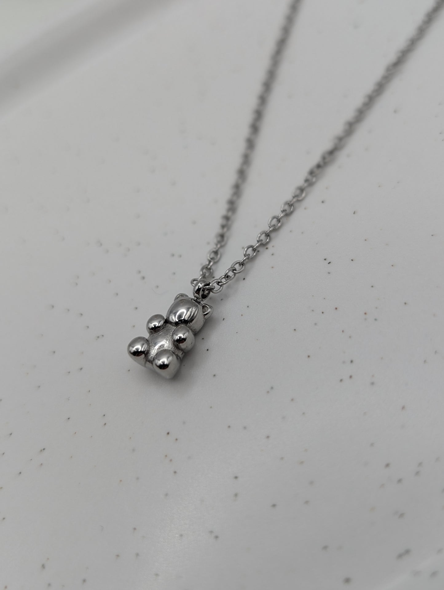 Zarte Kette aus Edelstahl mit schlichtem Teddy-Anhänger aus 925er Silber | 1090