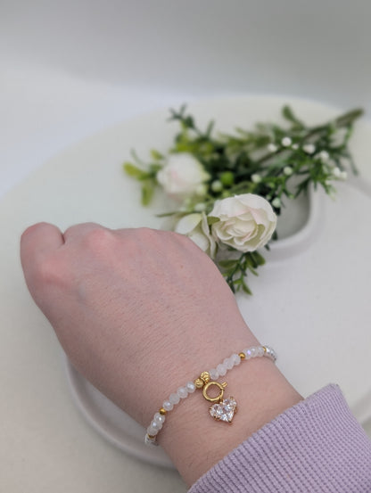 Zartes Perlenarmband mit 18K vergoldetem Herzanhänger | 1101